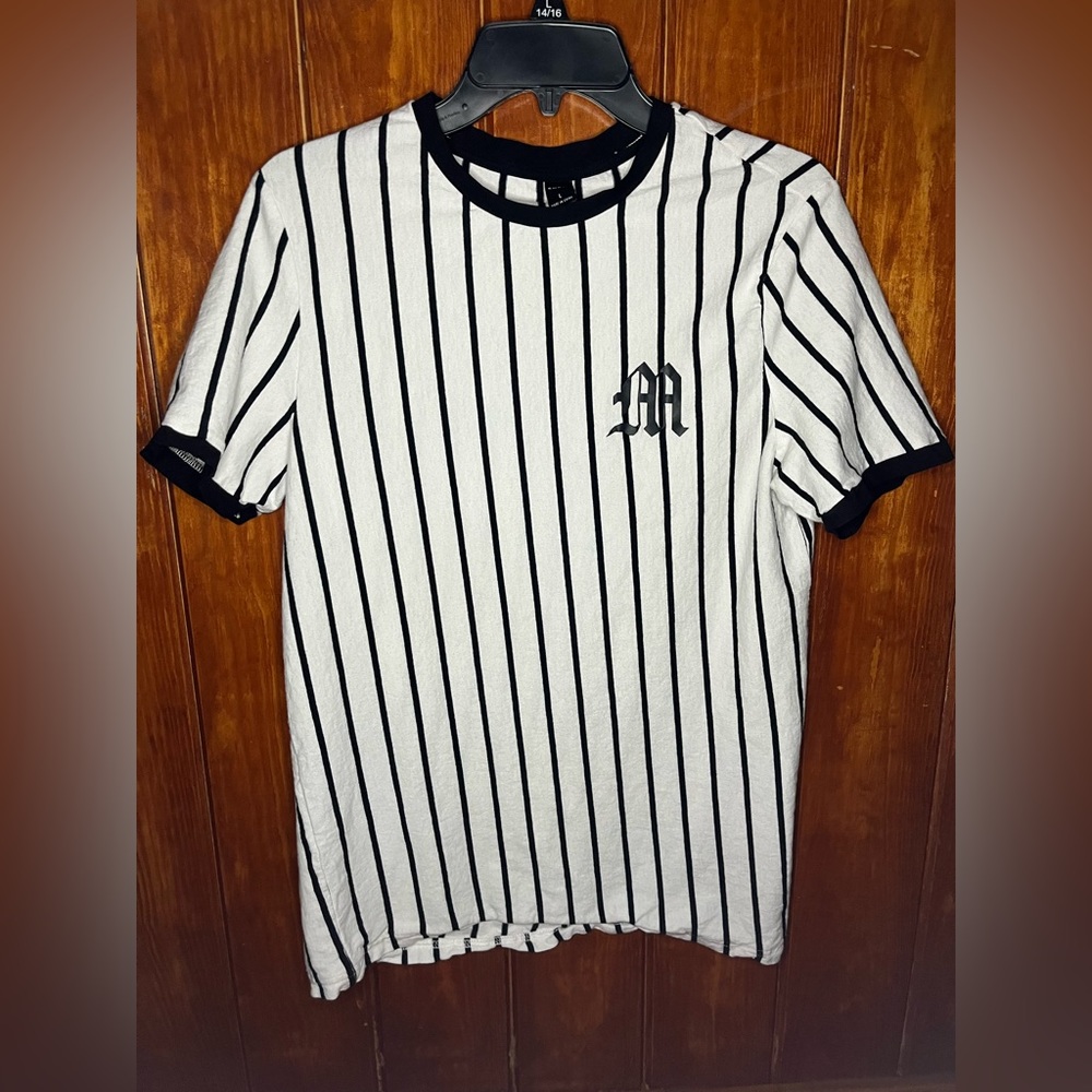 SHEIN Men Letter & Striped
Graphic Tee Large!